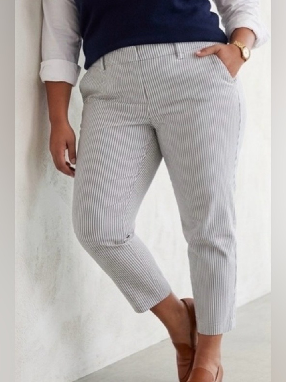 Old Navy Pixie Straight leg mid rise
Pinstripe Pants, 97% cotton EUC 
Size 8